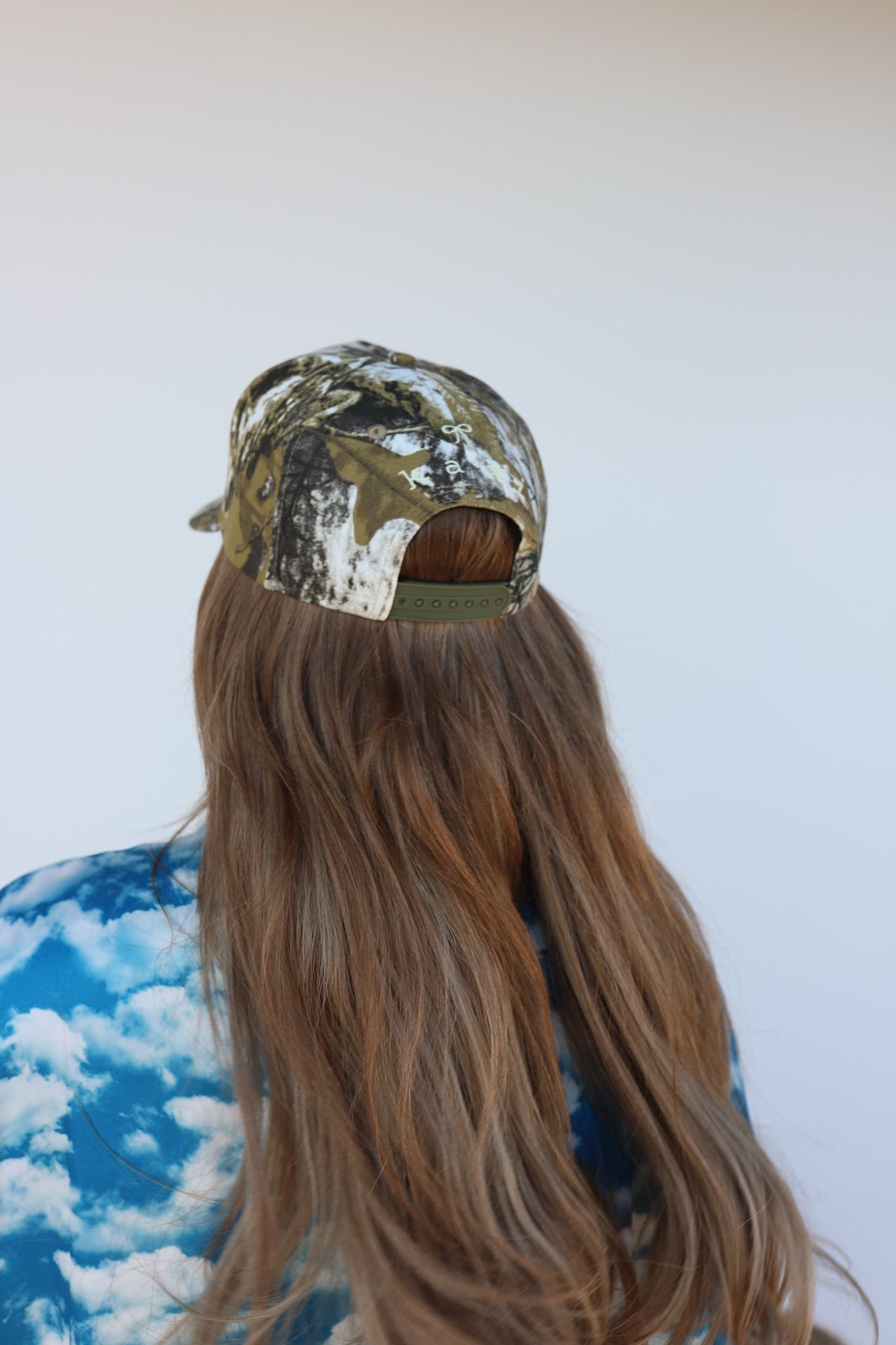 CAMO BOW TRUCKER HAT