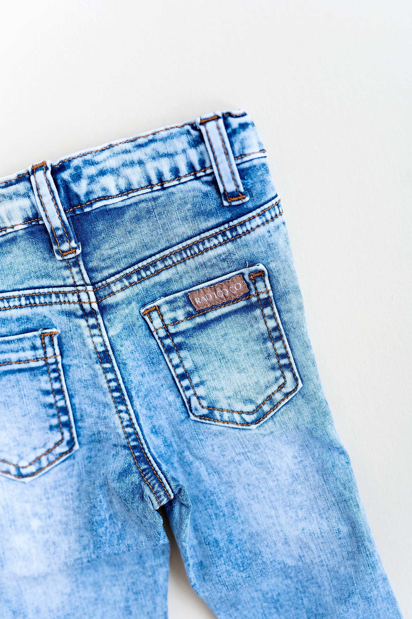 DISTRESSED JEANS - LIGHT WASH