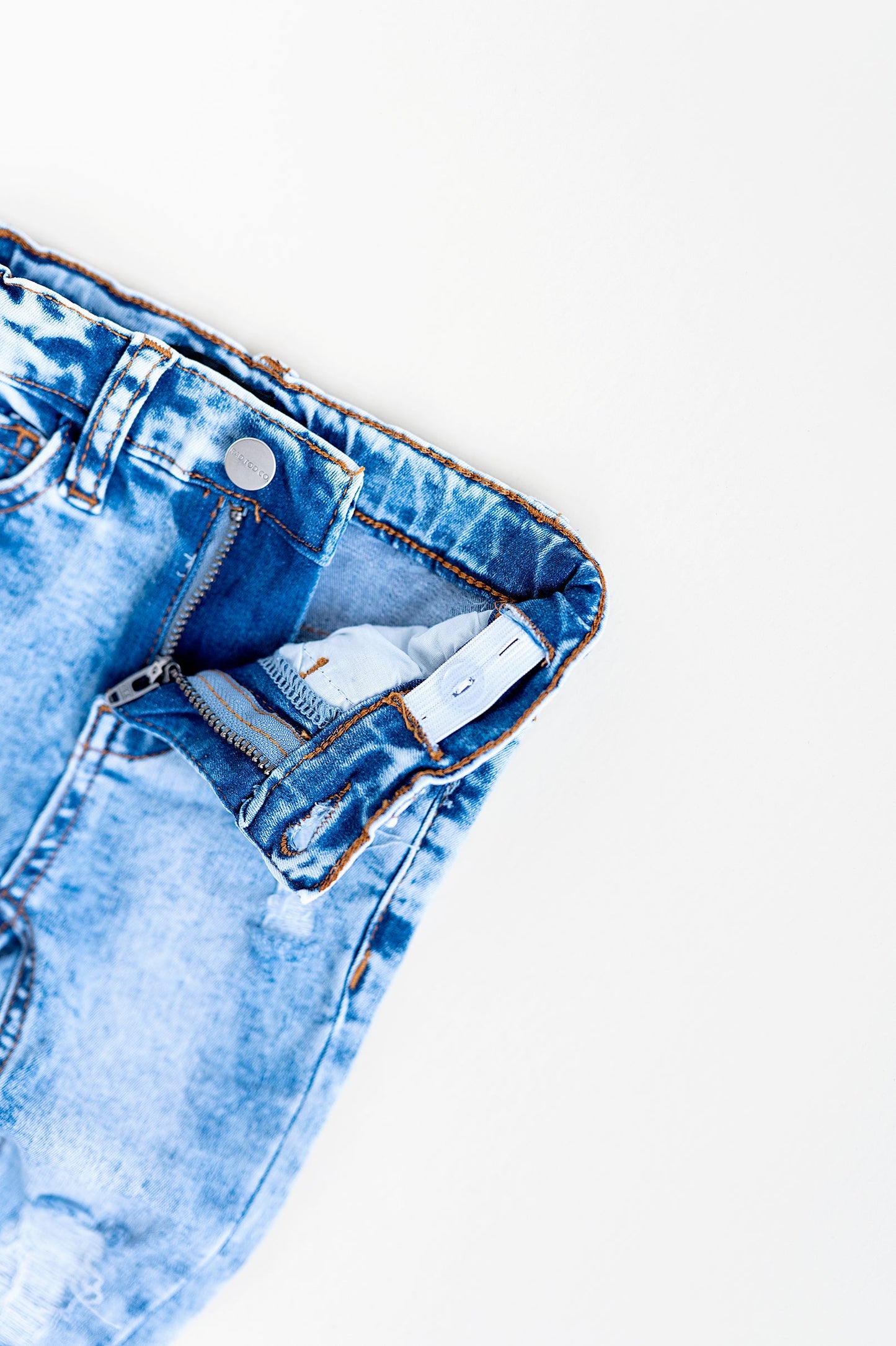 DISTRESSED JEANS - LIGHT WASH