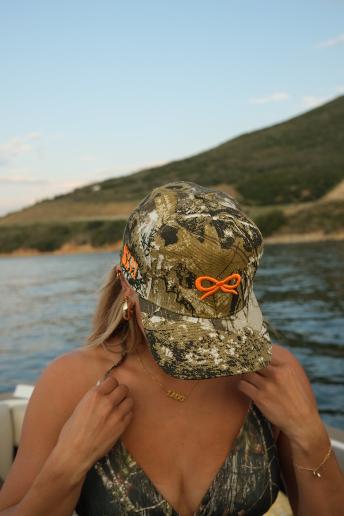 CAMO BOW TRUCKER HAT