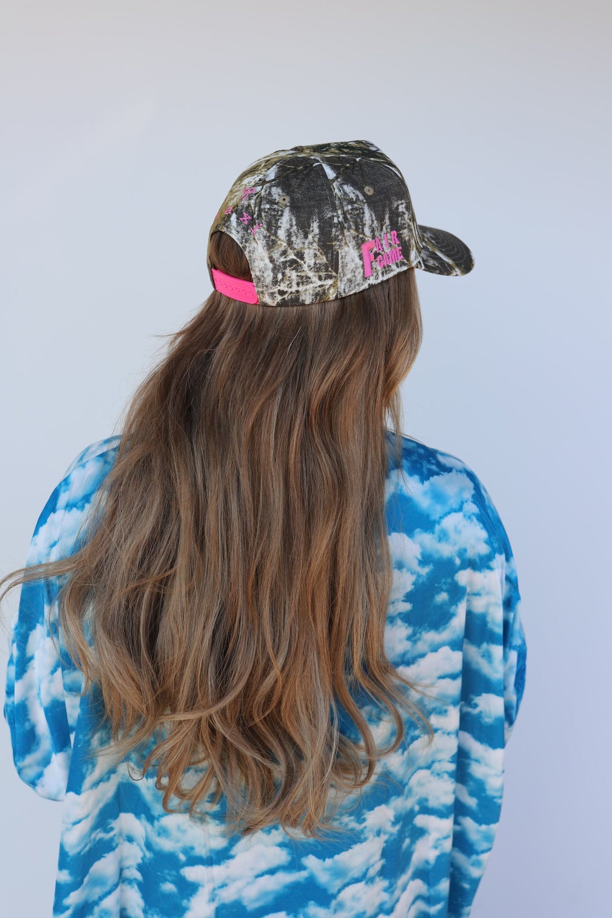 CAMO BOW TRUCKER HAT