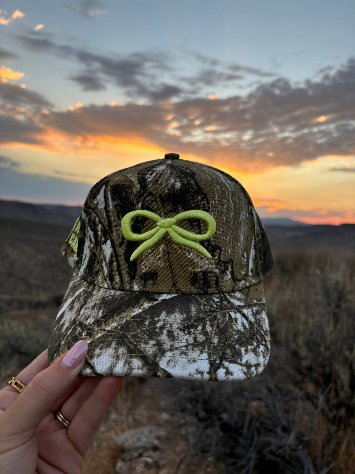 CAMO BOW TRUCKER HAT