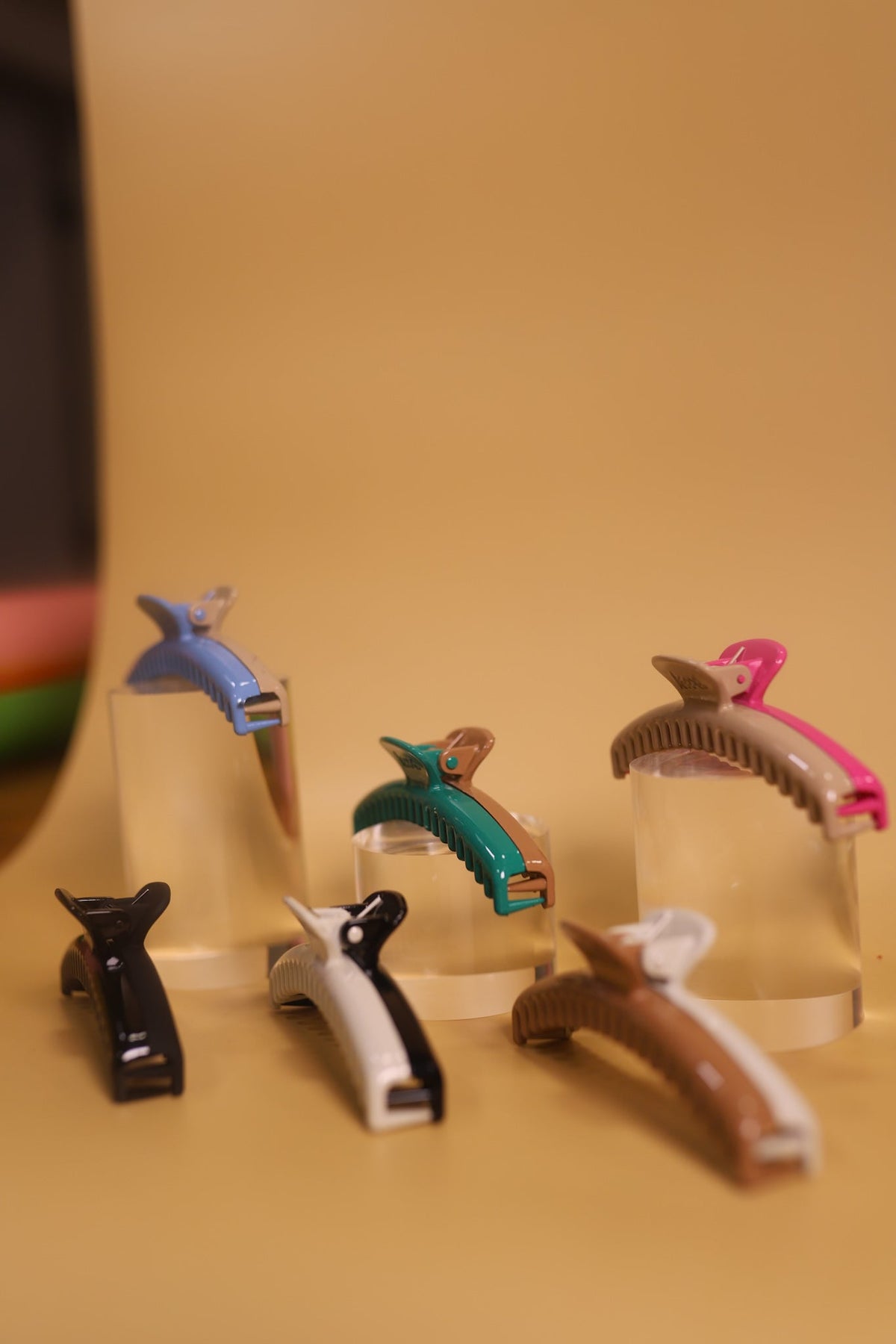 TWO-TONED SHINY MIDI HOLD EVERYTHING CLAW