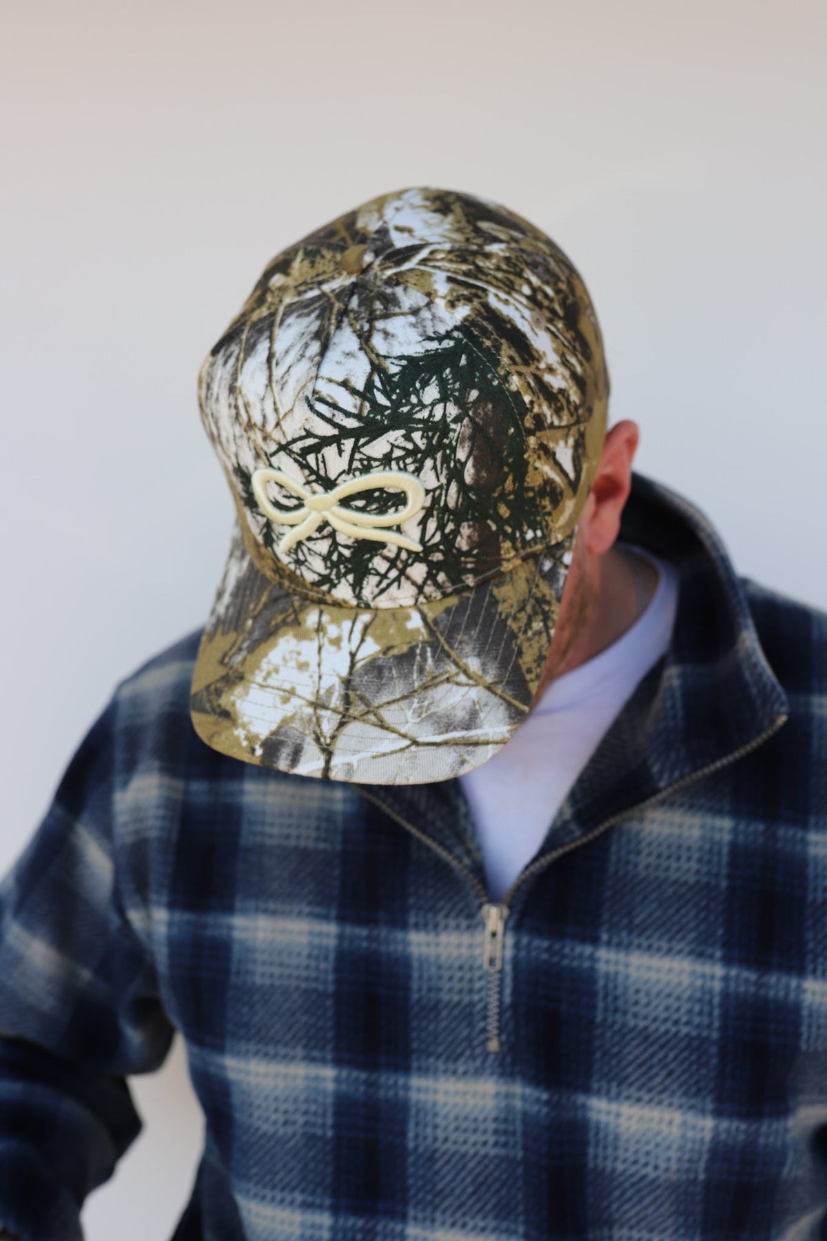 CAMO BOW TRUCKER HAT
