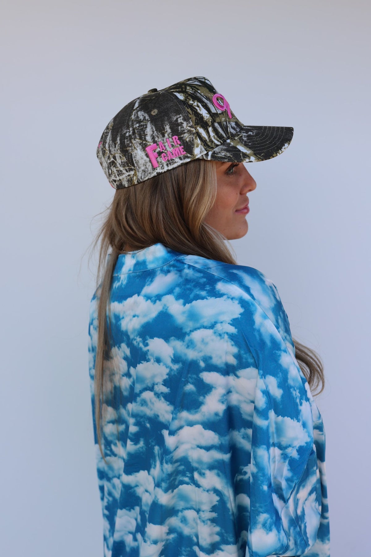 CAMO BOW TRUCKER HAT