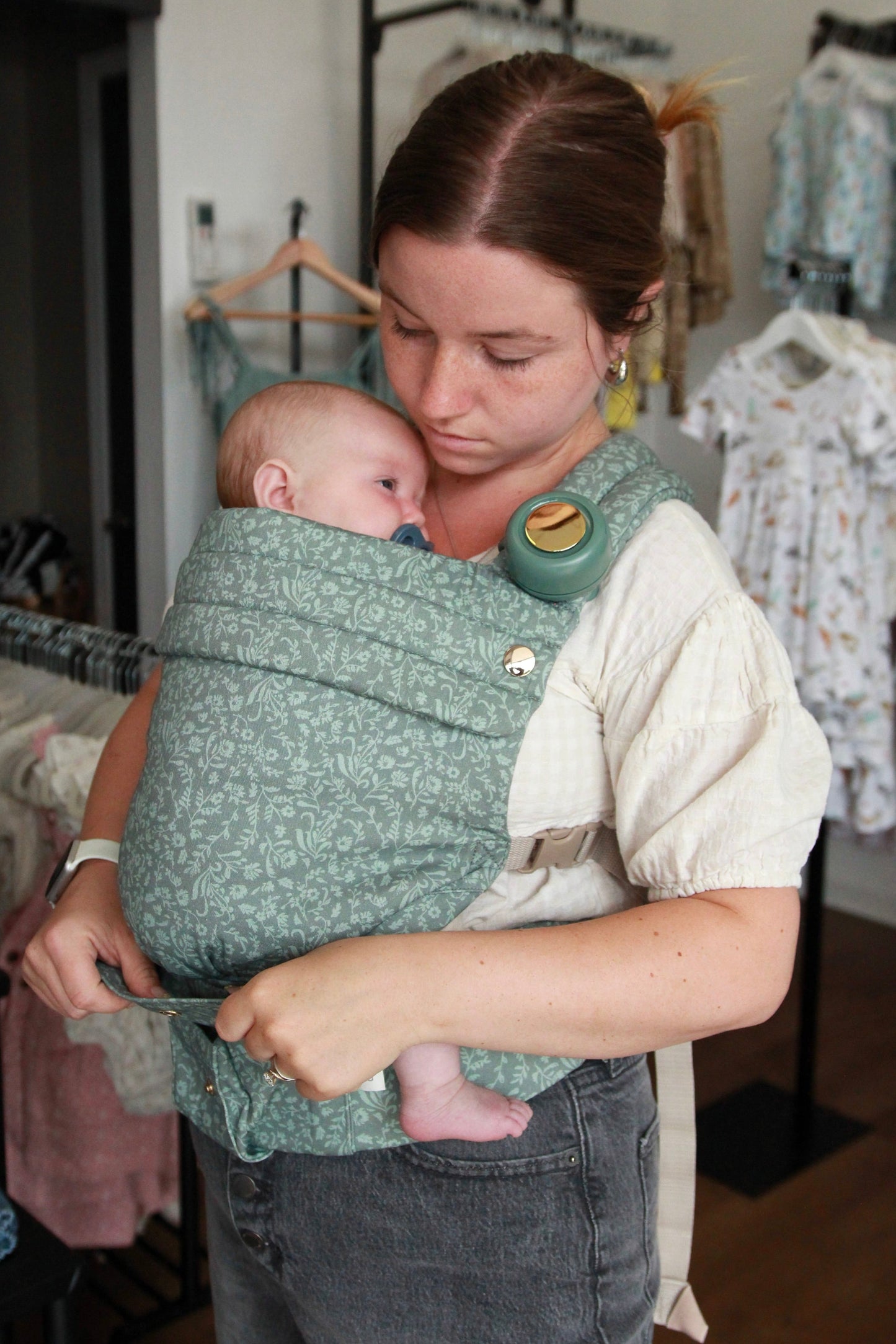 Monroe x Coco Bloom – Neutral Cotton Baby Carrier (7–35 lbs)