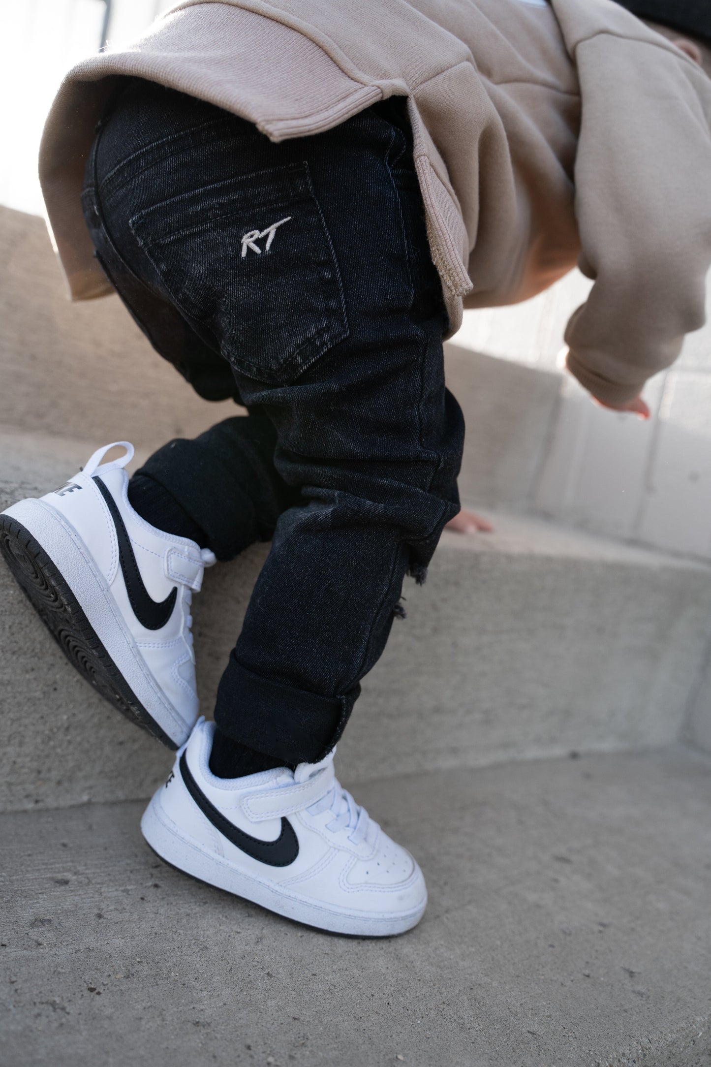 DISTRESSED JEANS - ONYX WASH