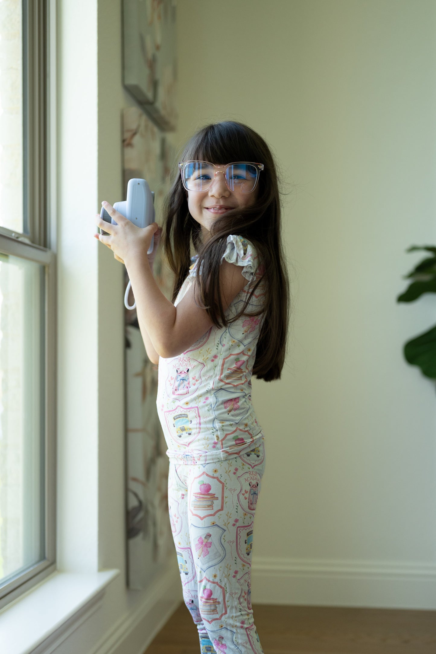 R&R Academy Ruffle Sleeve Lounge