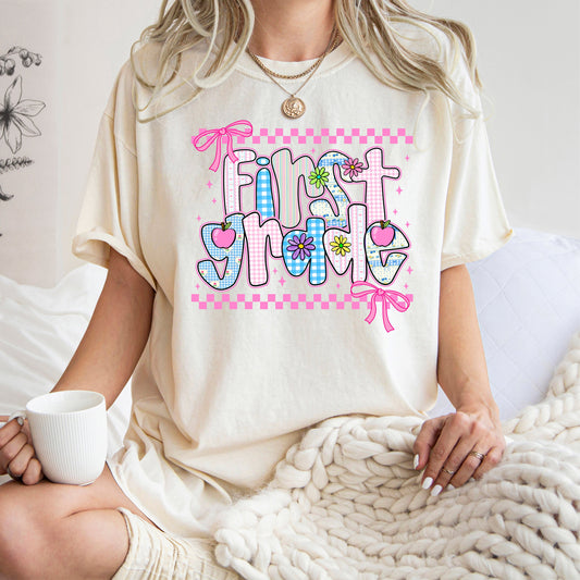 First Grade Teacher, Retro, Checkered, Back to School, First Day of School, Cute, Teacher Appreciation, Coquette, Comfort Colors T-Shirt