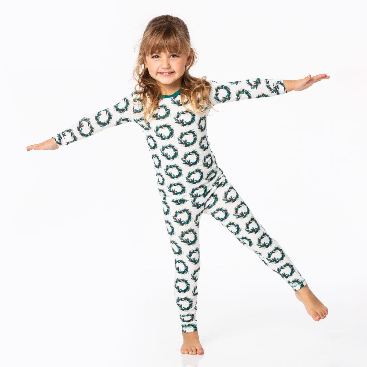 Print Long Sleeve Pajama Set in Natural Holiday Wreath