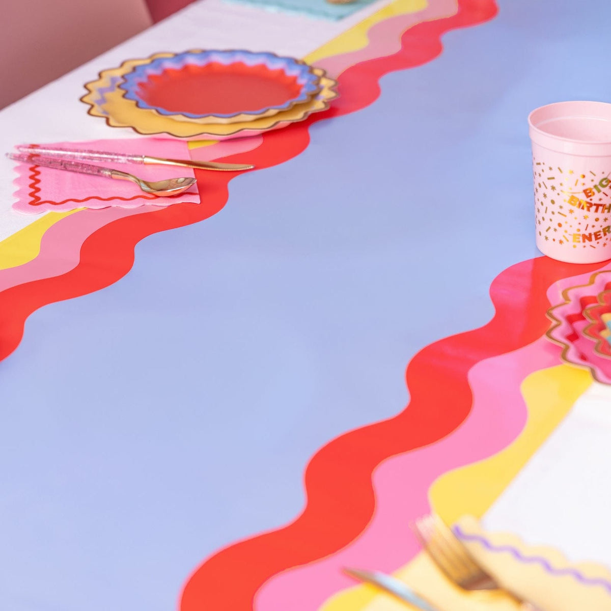 Scalloped Soirée Paper Table Runner