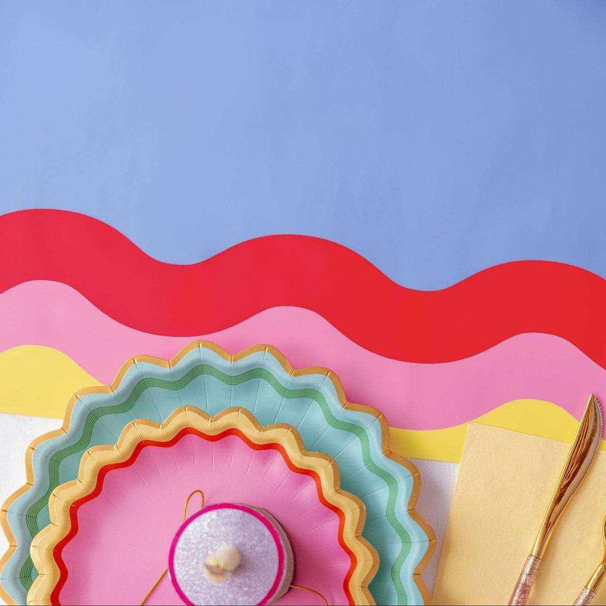 Scalloped Soirée Paper Table Runner