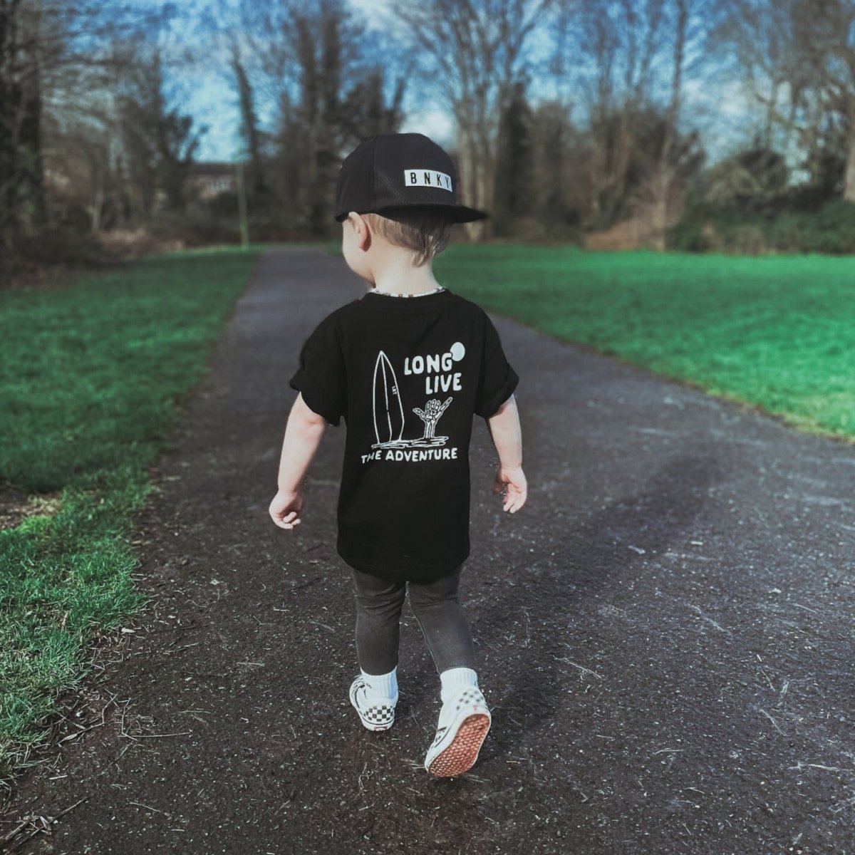 100% ORGANIC COTTON LONG LIVE THE ADVENTURE TEE - BLACK