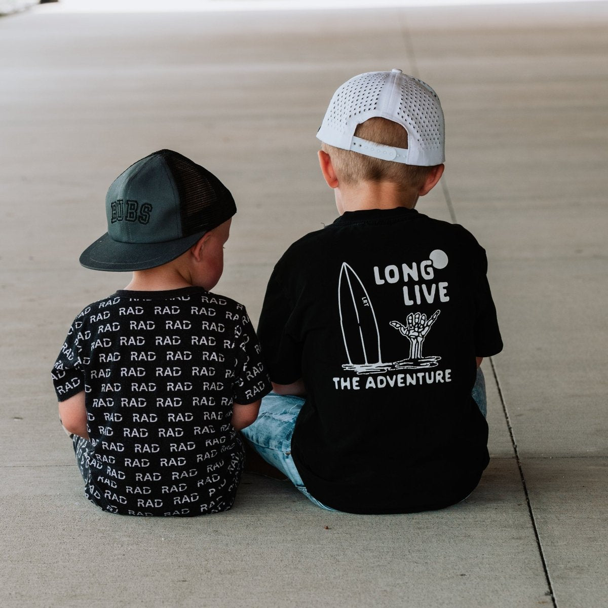 100% ORGANIC COTTON LONG LIVE THE ADVENTURE TEE - BLACK