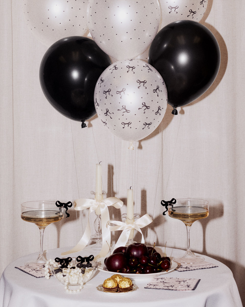 Little Black Bow Pack - 24 latex balloons